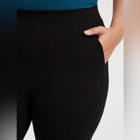 ✨ NWT ✨ Torrid: Women’s Black Full Length Flare Leggings with Pockets- Size 2 - Picture 8 of 9